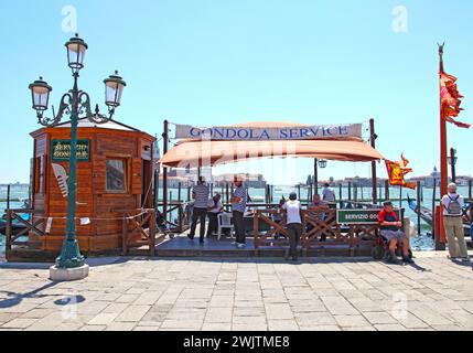 Uferpromenade in der Nähe von St. Markiert den Platz in Venedig Italien mit Gondeln im Wasser. Stockfoto