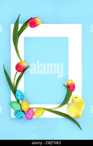 Ostereier, Frühlingstulpenblume und Baby-Küken mit weißem Rahmen auf pastellblauem Hintergrund. Minimalistisches abstraktes festliches Design für die Weihnachtszeit. Stockfoto