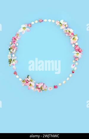 Ostereier und Apfelblüten Blumenkranz. Minimalistisches abstraktes Blumendesign mit Mini-Eiern für Karte, Logo, Geschenkanhänger oder Einladung in Pastellblau. Stockfoto