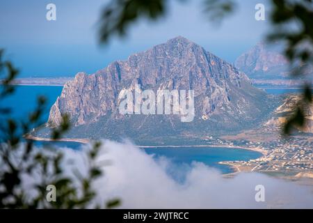 Malerischer Blick vom Berg Erice bis zum Monte Cofano, im Westen Siziliens am Tyrrhenischen Meer. Erice, Trapani, Sizilien, Italien, Europa. Stockfoto