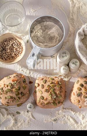 Hausgemachte Kürbisrollen und Zutaten auf dem Tisch. Brötchen gebacken in einer Bäckerei. Stockfoto