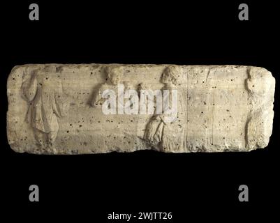 Fragment einer Bestattungsstele, die eine Handelsszene darstellt. Kalkstein. Gallo-römische Zeit, hohes Reich. Paris, Carnavalet Museum. Drei Zeichen (einer stehend, zwei andere sitzen) unterhalten sich um einen Tisch, an dem Gegenstände (Taschen, außerdem) platziert werden. Antike, Kalkstein, gallo-römische Zeit, Fragment, hohes Reich, Händler, Negoce, Verhandlung, Verhandlung, Stein, Stelen-Begräbnis, alt, Szene Stockfoto