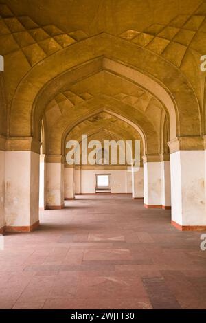 Ein Korridor mit Kolonnade in Akbars Grab, einem berühmten Wahrzeichen in Agra im indischen Bundesstaat Uttar Pradesh Stockfoto