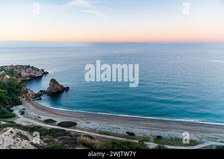 Cala del Cañuelo, Strand im Naturgebiet Acantilados de Maro, in der Gemeinde Nerja. Stockfoto