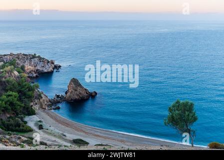 Cala del Cañuelo, Strand im Naturgebiet Acantilados de Maro, in der Gemeinde Nerja. Stockfoto