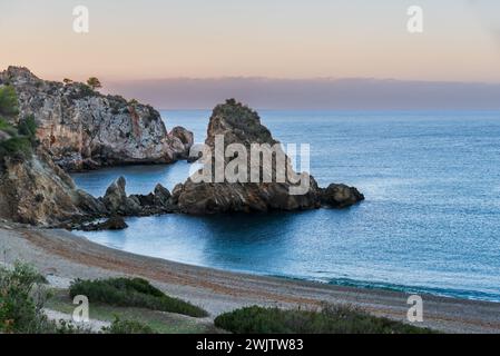 Cala del Cañuelo, Strand im Naturgebiet Acantilados de Maro, in der Gemeinde Nerja. Stockfoto