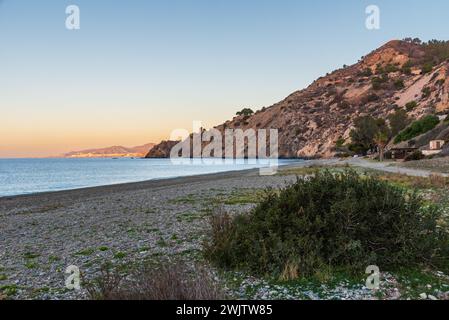 Cala del Cañuelo, Strand im Naturgebiet Acantilados de Maro, in der Gemeinde Nerja. Stockfoto