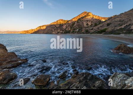 Cala del Cañuelo, Strand im Naturgebiet Acantilados de Maro, in der Gemeinde Nerja. Stockfoto