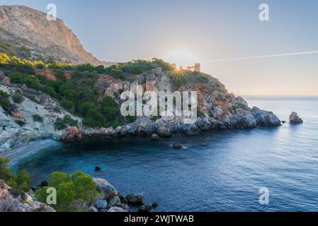 Cala el Cañuelo, neben den Klippen des Naturparks Maro-Cerro Gordo, Nerja. Stockfoto