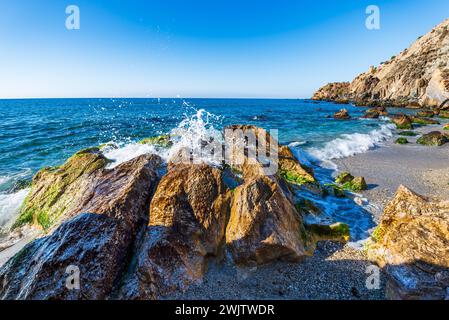 Cañuelo Beach, eine Bucht im Naturgebiet Maro-Cerro Gordo Klippen in der Gemeinde Nerja. Stockfoto