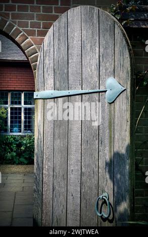 Altes verwittertes offenes Gartentor zum großen Innenhof kent england Stockfoto
