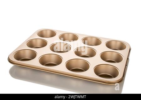 Metallform zum Backen von Muffins, Makro, isoliert auf weißem Hintergrund. Stockfoto