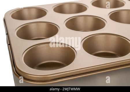 Metallform zum Backen von Muffins, Makro, isoliert auf weißem Hintergrund. Stockfoto