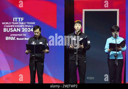 Busan, Südkorea. Februar 2024. Vertreter von Athleten, Trainern und Schiedsrichtern schwören bei der Eröffnungszeremonie der ITTF World Team Table Tennis Championships Finals Busan 2024 in Busan, Südkorea, 17. Februar 2024. Quelle: Yao Qilin/Xinhua/Alamy Live News Stockfoto