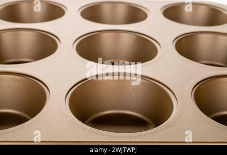 Metallform zum Backen von Muffins, Makro. Stockfoto
