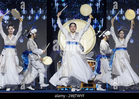 Busan, Südkorea. Februar 2024. Künstler treten während der Eröffnungszeremonie des Finals der ITTF World Team Tischtennis Championships Busan 2024 am 17. Februar 2024 in Busan, Südkorea, auf. Quelle: Zhang Tao/Xinhua/Alamy Live News Stockfoto