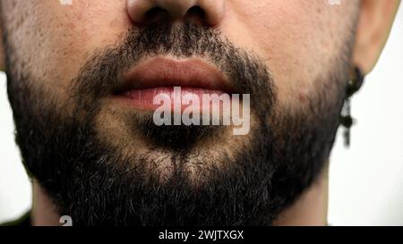 Der Mund des Mannes, Nahaufnahme, auf weißem Hintergrund Stockfoto