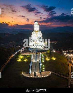 Luftaufnahme von Wat Huay Pla Kang: Göttin der Barmherzigkeit, in Chiang Rai, Thailand Stockfoto