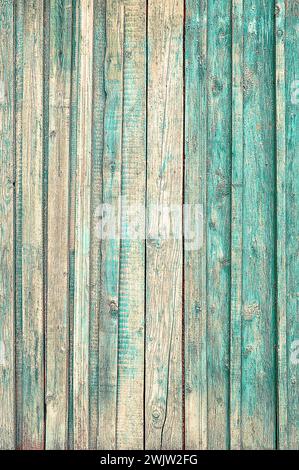 Verblasste Textur einer in Blau lackierten Holzoberfläche. Abblätternde blaue Farbe. Ein Baumarsch. Alterungsprozess. Hintergrundbild. Platz für Text. Risse. Poste Stockfoto