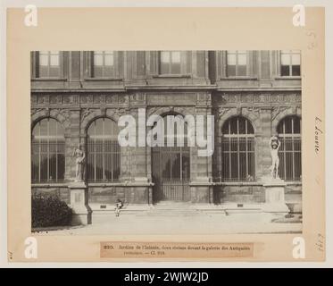 Blancard, Hippolyte (1843 – D.1924), eine Sphynx von La Fontaine de la Place du Châtelet, 1. Arrondissement, Paris (Dummy-Titel), 1890. Platin-Verlosung. Carnavalet Museum, Geschichte von Paris. Stockfoto