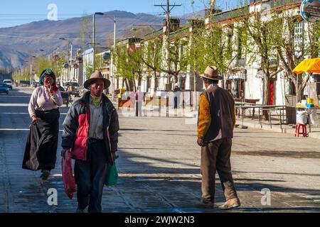 Tägliche Aktivitäten auf der Straße der historischen Stadt Gyantse. Gyantse County, Präfektur Shigatse, Autonome Region Tibet. China. Stockfoto