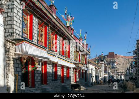 Tägliche Aktivitäten auf der Straße der historischen Stadt Gyantse. Gyantse County, Präfektur Shigatse, Autonome Region Tibet. China. Stockfoto