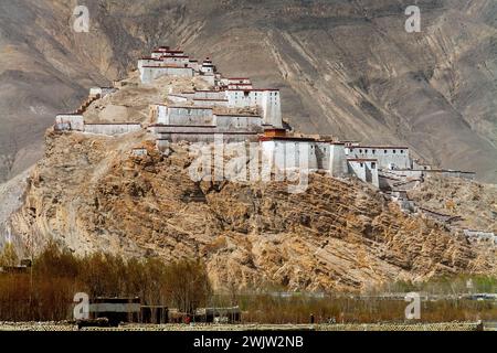 Gyantse Festung oder Gyantse Dzong ist eine der am besten erhaltenen Dzongs in Tibet, hoch über der historischen Stadt Gyantse auf einem riesigen Sporn von gre Stockfoto