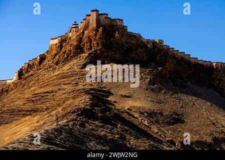 Gyantse Festung oder Gyantse Dzong ist eine der am besten erhaltenen Dzongs in Tibet, hoch über der historischen Stadt Gyantse auf einem riesigen Sporn von gre Stockfoto