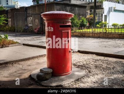 Ein roter Briefkasten im britischen Kolonialstil, der von Posta Tansania auf der Straße im Zentrum von dar es Salaam, Tansania, verwendet wird. Stockfoto