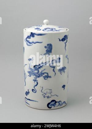Wassertopf für Tee (Mizusashi). Keramik. Japan, 19. Jahrhundert. Paris, Cernuschi Museum. 59521-7 Asiatische Kunst, blau, Keramik, Deckel, Wasser, Mizusashi, dekoratives Motiv, Topf, 19. Jahrhundert, The Stockfoto