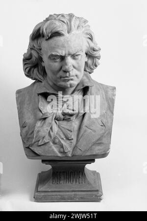 Jean-Pierre Dantan (1800–1869) sagte Dantan den Jungen. Büste des Komponisten Ludwig van Beethoven (1770-1827). Weißes Pflaster, nach 1830, vor 1869. Paris, Carnavalet Museum. Bust, deutscher Komponist, Musiker, weißer Gips Stockfoto