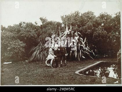 Victor Hugo mit seinen Enkeln Georges und Jeanne im Garten des Hauteville House. Fotografie von Valentin Guillon (1855-1945), 1878. Paris, Maison de Victor Hugo. 33515-6 französischer Schriftsteller, Kind, Tochter, Junge, Großeltern, Hauteville Haus, Garten, Enkel, Enkelin Stockfoto