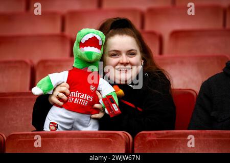 Eine Arsenal-Unterstützerin hält ein Spielzeug von Gunnersaurus vor dem Spiel der Barclays FA Womens Super League zwischen Arsenal und Manchester United im Emirates Stadium in London. (Liam Asman/SPP) Credit: SPP Sport Press Photo. /Alamy Live News Stockfoto