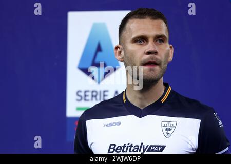 Turin, Italien. Februar 2024. Alexis Blin von uns Lecce sieht beim Fußballspiel der Serie A zwischen Torino FC und uns Lecce im Stadio Olimpico am 16. Februar 2023 in Turin, Italien, zu. Quelle: Marco Canoniero/Alamy Live News Stockfoto