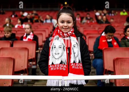 Eine junge Arsenal-Unterstützerin, die einen Alessia Russo-Schal trug, vor dem Spiel der Barclays FA Womens Super League zwischen Arsenal und Manchester United im Emirates Stadium in London. (Liam Asman/SPP) Credit: SPP Sport Press Photo. /Alamy Live News Stockfoto