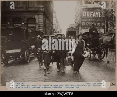 Krieg 1914-1918. Gare du Nord, Flüchtlingsfamilie aus dem Norden. Familie mit Gepäck, die mitten im Straßenverkehr eine Straße hinauffährt. Paris, August 1914. Fotografie von Charles Lansiaux (1855-1939). Paris, Carnavalet Museum. 57940-1 Ankunft, Ankunft, Ankunft, Kraftheber, Auto, Gepäck, Gepäck, weil, Umlauf, Zivilluftfahrt, Busfahrer, Scheck, Kind, Familie, Frau, erster Weltkrieg, Flucht, Flucht, Familie, Station des Nordens, deutscher Überfall, großer Krieg, großer Krieg, Guere 14-18, Krieg 1914-1918, Mann, Pferdekutsche, Gepäck, Nordfrankreich, 1. Weltkrieg, Menschen in der Natur, deutscher Überfall, Zuflucht Stockfoto