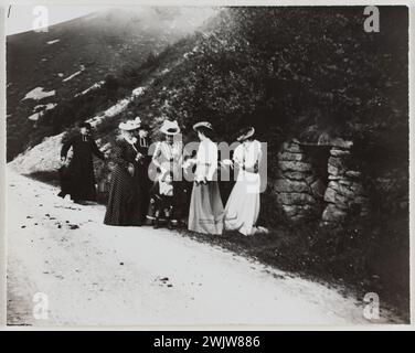 Vier Frauen, zwei Priester und ein Kind. Gelatine-argentische Entnahme von negativ auf Glasplaque. 1900-1930. Anonyme Fotografie. Museum der Schönen Künste in Paris, Petit Palais. 74372-9 Stockfoto