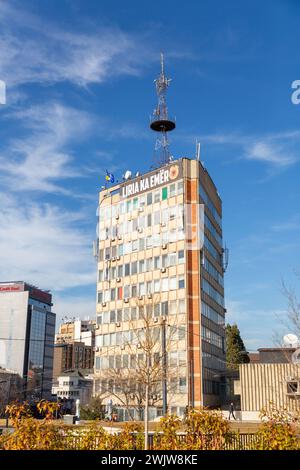 Pristina, Kosovo - 5. Februar 2024: Das Gebäude des Kosovo Radio und Fernsehen mit dem albanischen Slogan Liria ka Emer, das Meand Freedom hat eine Stockfoto