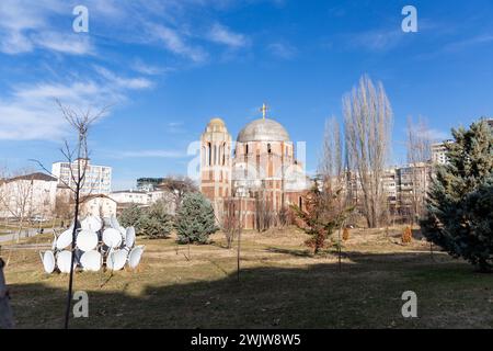 Pristina, Kosovo - 5. Februar 2024: Die Kathedrale Christi des Erlösers in Pristina, Kosovo ist eine unvollendete serbisch-orthodoxe christliche Kirche, deren Kirche nicht vollendet ist Stockfoto