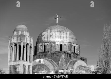 Pristina, Kosovo - 5. Februar 2024: Die Kathedrale Christi des Erlösers in Pristina, Kosovo ist eine unvollendete serbisch-orthodoxe christliche Kirche, deren Kirche nicht vollendet ist Stockfoto