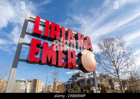 Pristina, Kosovo - 5. Februar 2024: Das Gebäude des Kosovo Radio und Fernsehen mit dem albanischen Slogan Liria ka Emer, das Meand Freedom hat eine Stockfoto