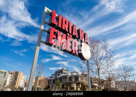 Pristina, Kosovo - 5. Februar 2024: Das Gebäude des Kosovo Radio und Fernsehen mit dem albanischen Slogan Liria ka Emer, das Meand Freedom hat eine Stockfoto