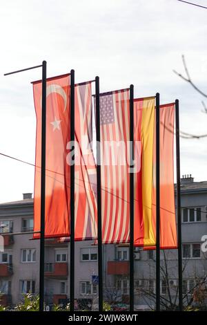 Pristina, Kosovo - 5. Februar 2024: Flaggen von Turkiye, Großbritannien, USA, Deutschland und Albanien auf den Straßen von Pristina, der Hauptstadt des Kosovo. Stockfoto