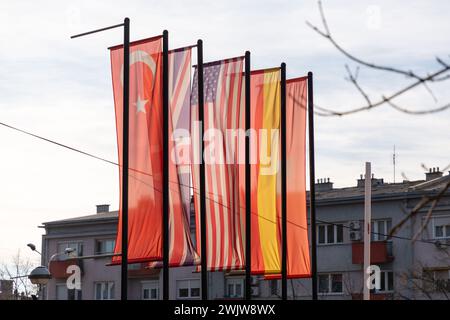 Pristina, Kosovo - 5. Februar 2024: Flaggen von Turkiye, Großbritannien, USA, Deutschland und Albanien auf den Straßen von Pristina, der Hauptstadt des Kosovo. Stockfoto