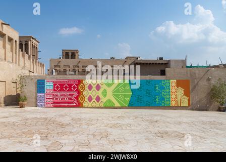 Ein Bild eines farbenfrohen Wandgemäldes im historischen Viertel Al Fahidi. Stockfoto