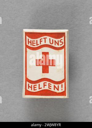 Winterhilfswerk des Deutschen Volkes (WHW) Insignia deutsches Rotes Kreuz Helft uns Helfen! Zu Gunsten des Winterhilfswerks (WHW: Winterhilfe), 1936. Material synthetischen Ursprungs. Metall, rote Farbe. Museum der Befreiung von Paris - General Leclerc Museum - Jean Moulin Museum. Stockfoto