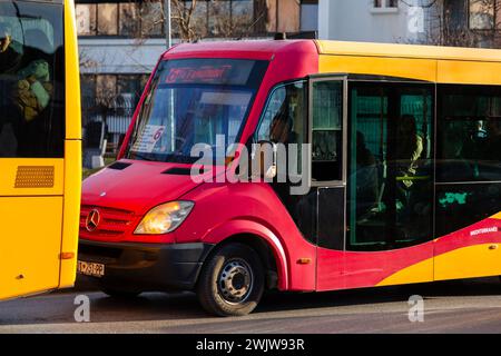 Pristina, Kosovo - 5. Februar 2024: Öffentlicher Nahverkehr in Pristina, Minibus Nr. 6 zur Universitätsfakultät im Verkehr. Stockfoto