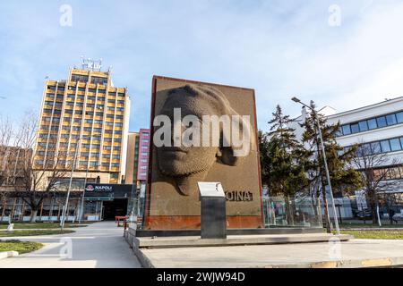 Pristina, Kosovo – 5. Februar 2024: Das Heroinat-Denkmal ist eine typografische Skulptur in Pristina, Kosovo, die mit 20.000 Pins für die Vergewaltigten geschaffen wurde Stockfoto