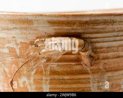 Wassertopf (Mizusashi). Sandstein, weiße Feldspathie bedeckt. 19. Jahrhundert. Paris, Cernuschi Museum. Langouten geformt und an der Oberseite auf der Außenseite befestigt, wobei die Antennen in der Kontinuität dieser Krebstiere auf Orangenpaste eingezeichnet und graviert sind. Anse, japanische Kunst, Japanisch, überdacht, Detail, Detail, weiße Feldspathie, gres, Mizusashi, Wassertopf, 19. 19. 19. 19. 19. 19. 19. 19. 19. 19 19. Jahrhundert Stockfoto