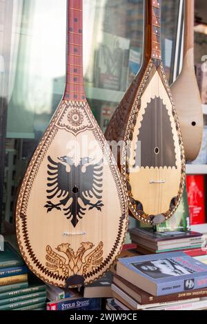 Pristina, Kosovo - 5. Februar 2024: Traditionelles albanisches Cifteli, doppelsaitendes Folklore-Instrument, das in einem Buchladen in Pristina, Kosova, verkauft wird. Stockfoto